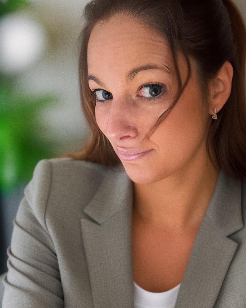Janet im grauen Blazer, Business-Porträt mit verschwommenem Hintergrund