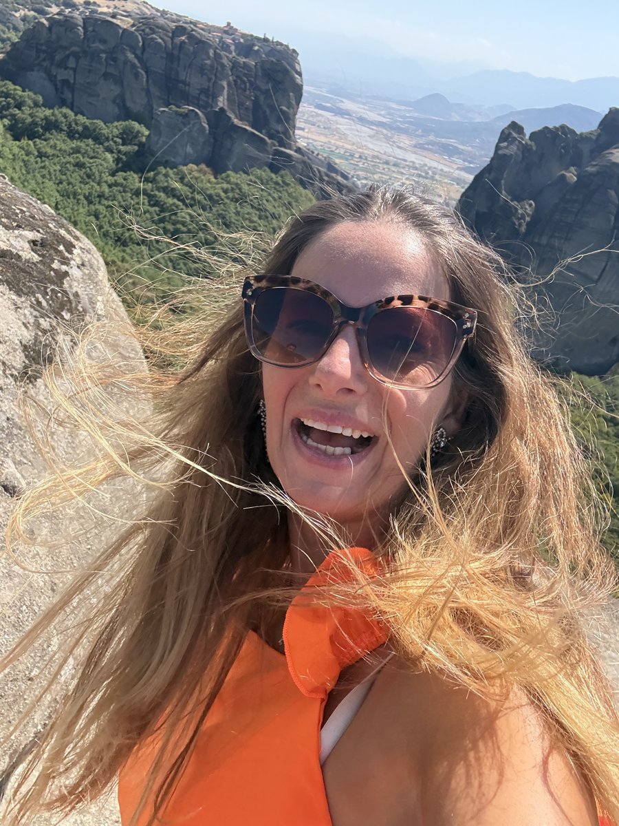 Janet mit Sonnenbrille, lachendes Selfie in den Bergen